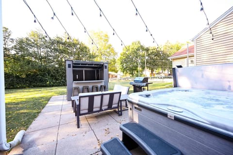 Patio, Day, BBQ facilities, Garden, Hot Tub, Lounge or bar, Seating area, Dining area, Evening entertainment, Garden view