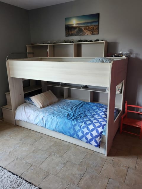 Bedroom, bunk bed