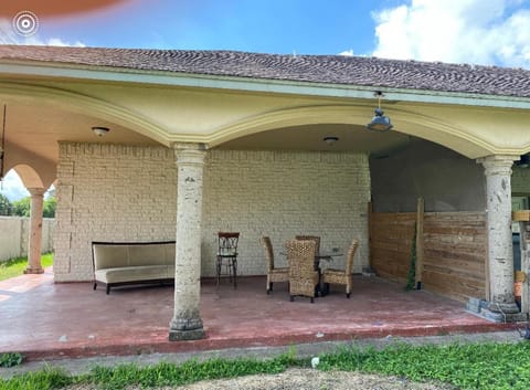 Brownsville Grand Comfort- 5 Beds 3 Baths, with plunge pool, Beach or City Fun, Spacious with optional 2 bedroom 1 bath full kitchen adjacent home House in Brownsville