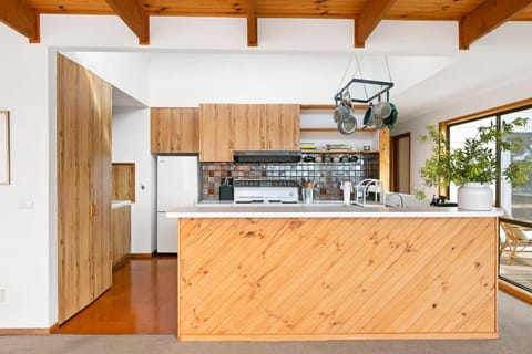 Relaxed 70s Stunner amid Blairgowrie Treetops Casa in Melbourne Road