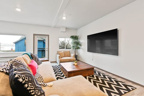 HUGE-Fun-Trendy Apt by Perry District & Downtown Condo in Spokane