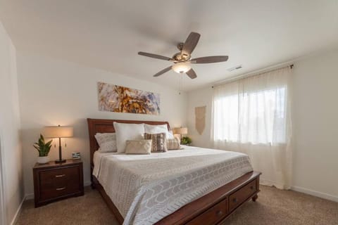 Modern Decor & Style KING bed Wifi with Garage House in Spokane Valley