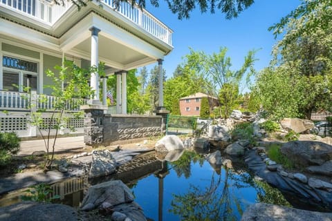 Historic Manor with 8 BDRMS 9 BATHS & 3 Kitchens Maison in Spokane