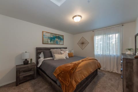 Modern and Stylish KING bed Wifi FREE Parking Condo in Spokane Valley