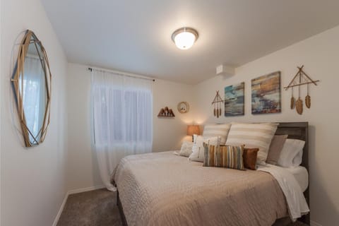 Modern and Stylish KING bed Wifi FREE Parking Condominio in Spokane Valley