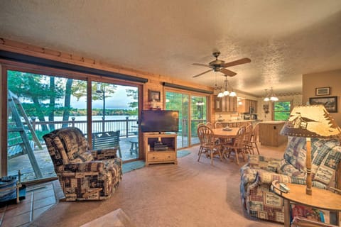Cozy Hayward Cottage with Dock and Lakefront View House in Chief Lake
