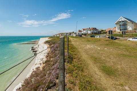 Cliff Top Heights-Beach front house near Brighton House in Brighton