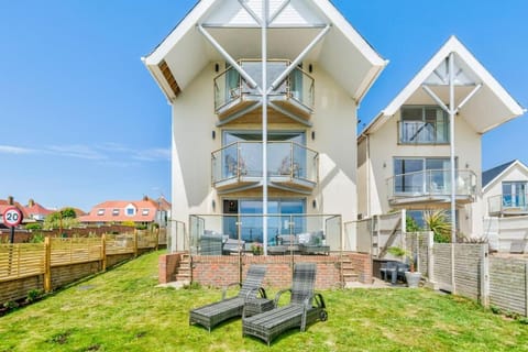 Cliff Top Heights-Beach front house near Brighton House in Brighton