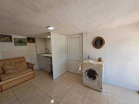 Kitchen or kitchenette, Seating area, washing machine