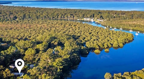 Jervis Bay Waters Edge Retreat - Access to Deep Water - Free late check out 2pm on Sundays, low season House in Woollamia