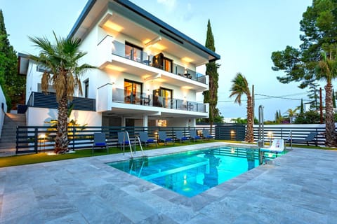 Property building, Balcony/Terrace, Swimming pool