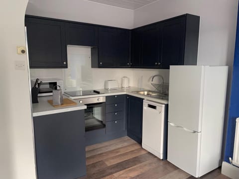Kitchen or kitchenette, minibar