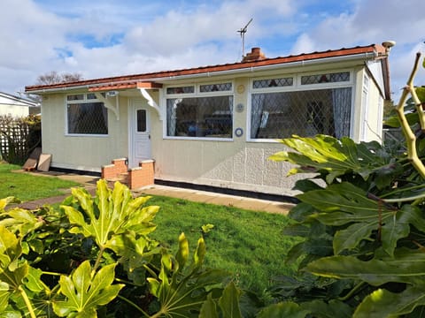 Beach & Tonic beachside chalet Chalet in Humberston