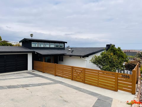 5-Star Hillside Home with Coastal Views, Gameroom, Pool, Hot Tub, 8 people max Occupancy, 2024 remodel, New Management, Free Parking House in Ventura