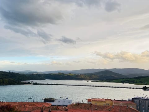 Apartamento EL PILAR con vistas a la bahía y a los picos Condo in San Vicente de la Barquera