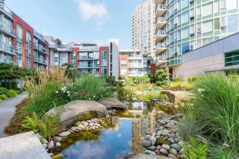 Downtown King Suite-Surround Views-Pool/Gym/Parkng Apartment in Vancouver