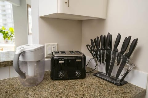 Downtown King Suite-Surround Views-Pool/Gym/Parkng Apartment in Vancouver