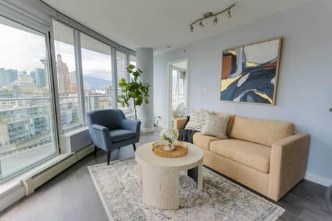 Downtown King Suite-Surround Views-Pool/Gym/Parkng Apartment in Vancouver