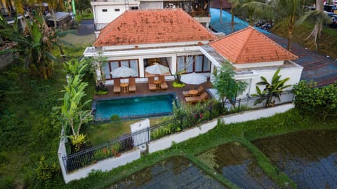 Property building, Bird's eye view, Swimming pool