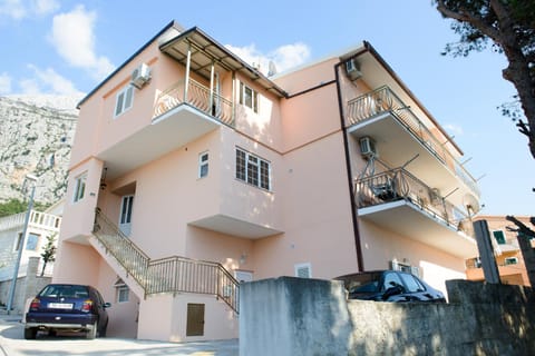 Lara Apartments Condo in Makarska