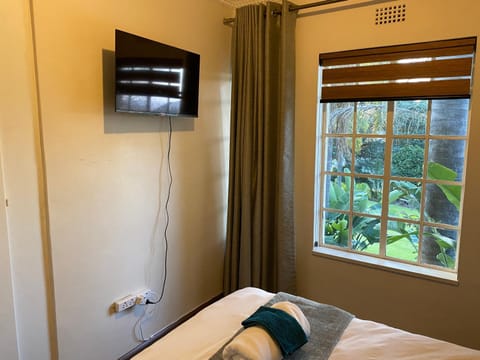 Safari Deluxe Rooms - elegant rooms with access to beautiful garden & pool Vacation rental in Roodepoort