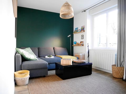 Bed, Living room