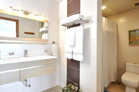 Shower, Toilet, Bathroom, internet, towels