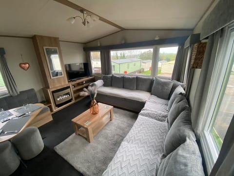 Superb luxury caravan, Todber Valley Holiday Park, House in Pendle District