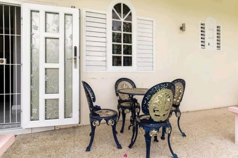 Sleek 4PPL apartment, Pool, Parking, Gated, CCTV & Wifi Apartment in Ocho Rios