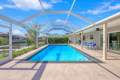 Waterfront Oasis Re-Done Throughout! 1 Mile From Winterberry Beach Access Pt House in Marco Island