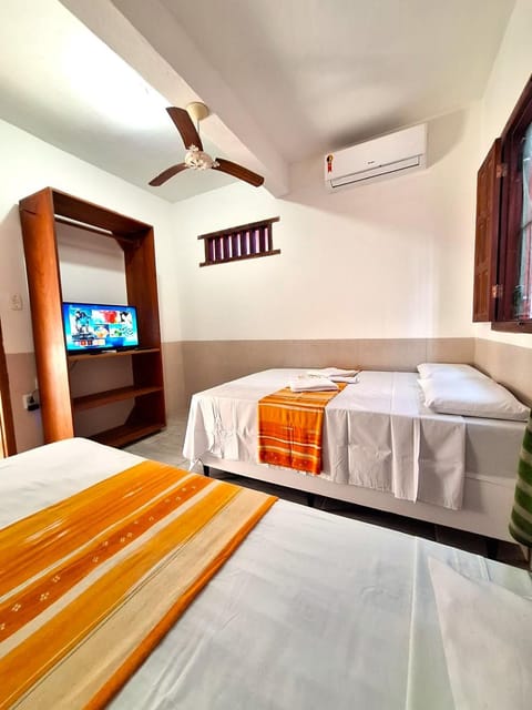 Bed, TV and multimedia, Photo of the whole room, Bedroom, fireplace, towels, air conditioner