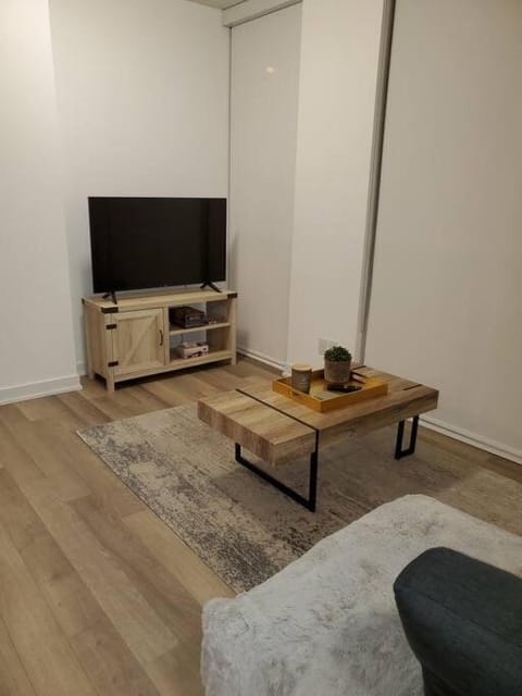 Midtown 4 bedroom home Free Wi-Fi and parking Condo in Toronto
