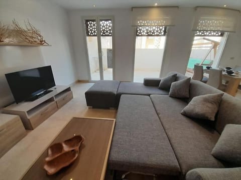 TV and multimedia, Balcony/Terrace, Living room, Seating area, Evening entertainment, Entertainment, locker, air conditioner