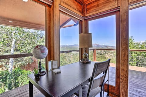 Picturesque Prescott Home with Views and Hot Tub! Casa in Prescott