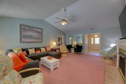 Pine Knoll Shores Getaway - Walk to Beach! Haus in Pine Knoll Shores