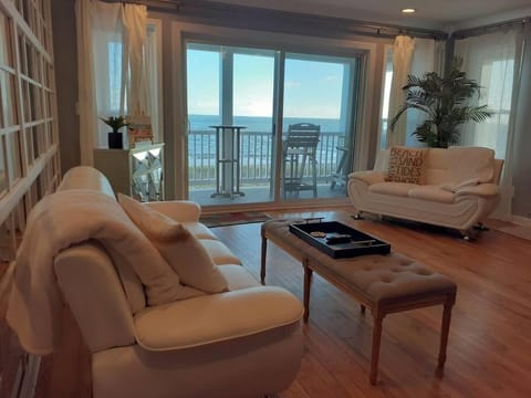 Modern 4bdr Oceanfront home Casa in Chics Beach
