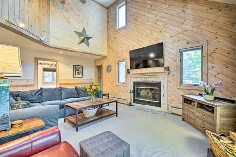 Cozy Getaway Private Hot Tub, Near Skiing! Casa in West Dover