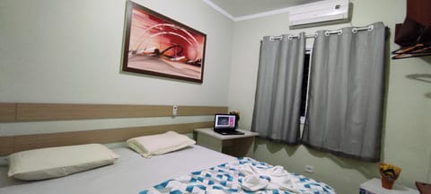 Bed, TV and multimedia, Photo of the whole room, Bedroom, towels, air conditioner