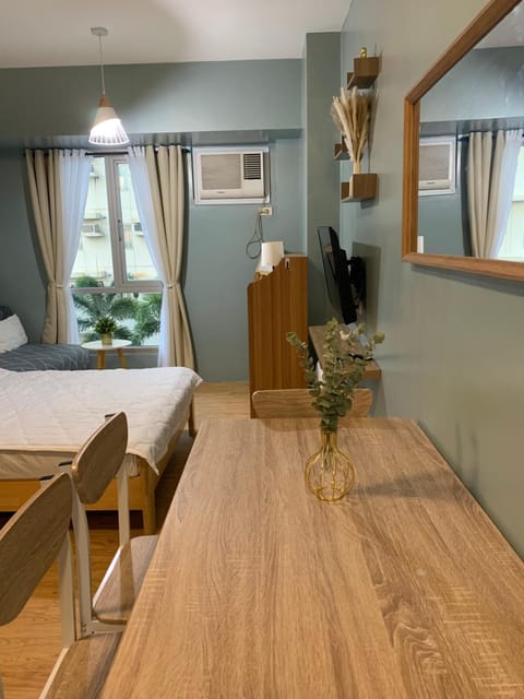 Homey Studio in Alabang near Molito with Wifi and Netflix Condo in Muntinlupa