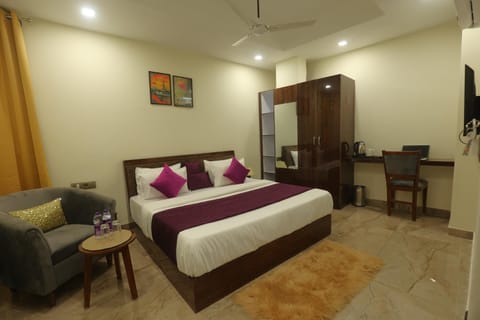 Bed, TV and multimedia, Living room, Seating area, Bedroom, wardrobe