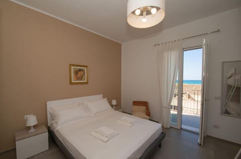 Bed, Natural landscape, View (from property/room), Balcony/Terrace, Photo of the whole room, Bedroom, Sea view, towels