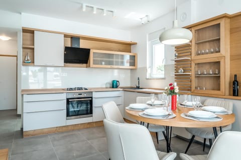 Kitchen or kitchenette, Dining area, dishwasher, minibar, pet friendly