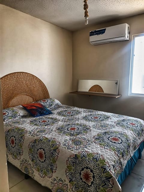 Bed, Photo of the whole room, Decorative detail, Area and facilities, air conditioner