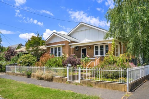 Bluestone Cottage - Character & Class House in Orange