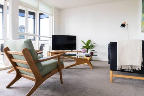 Iconic Mid-century modern, waterfront apartment Apartment in Geelong