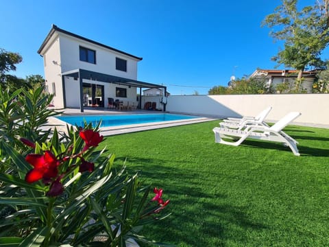 Property building, Garden, Garden, Pool view, Swimming pool, Swimming pool