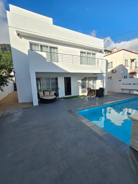 Property building, Day, Pool view, Swimming pool