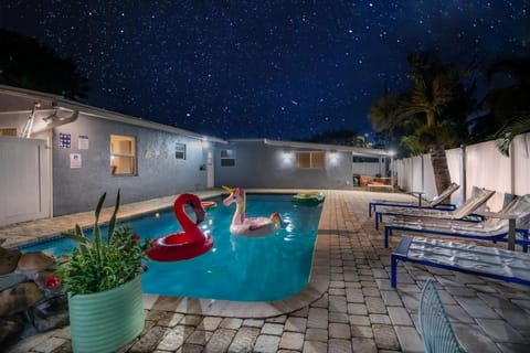 2 Miles To Pompano Beach 4bd 2ba With Pool House in Pompano Beach