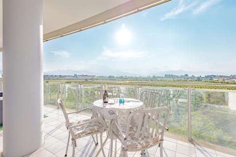 Balcony/Terrace, Mountain view