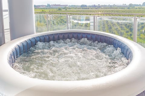 Hot Tub, Swimming pool